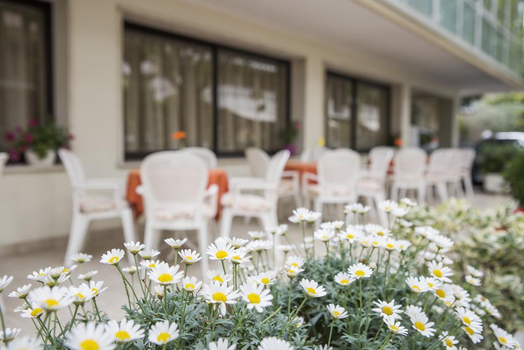 Hotel Villa Tosi Bellaria-Igea Marina Exteriör bild