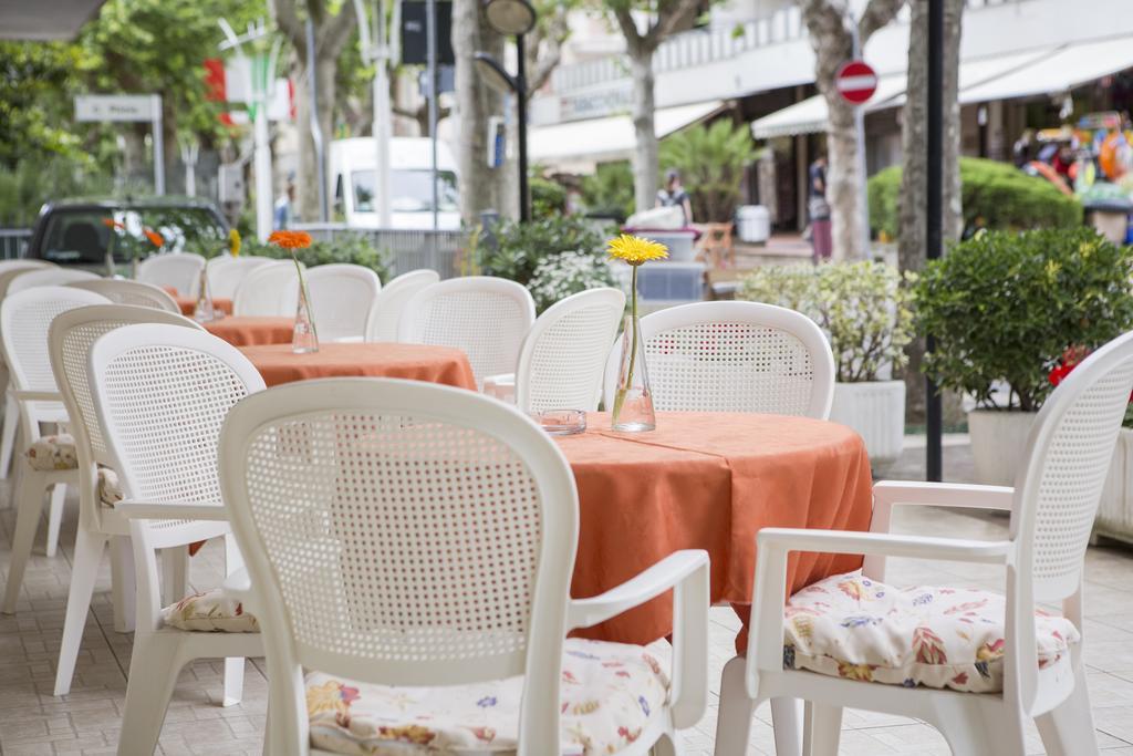 Hotel Villa Tosi Bellaria-Igea Marina Exteriör bild